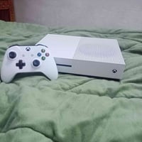 XBOX ONE S للبيع  ذاكرة 512 وياه يدة اصلية  ماناقصو شي شغال طبيعي  مكا...