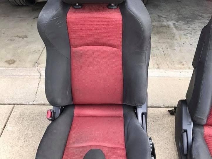 This is the Complete OEM Red laced Interior from my 2007 Nissan 350z NISMO.  The steering wheel does come with the airbag if desired. 
Message me with any questions.


**إذا كنت صاحب هذا الإعلان وتريد حذفه لأي سبب، رجاءا أرسل رسالة إلى الدعم الفني**