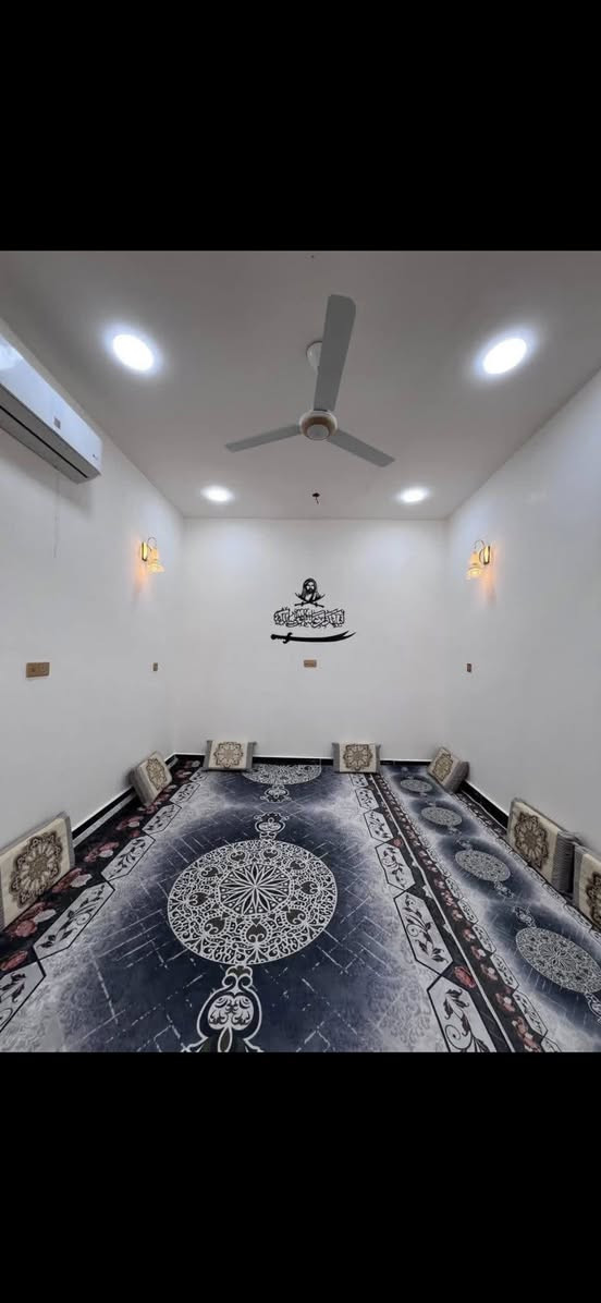 دار سكن #للبيع 🏠
ملك صرف زراعي عراقي نموذج 25

البصرة - ابي الخصيب - طريق الوسطي .

…..

#ركن على شارعين #بمساحة :: 150م

شغل درجة اولى والبيت نضيف والبناء حديث .

…..

#يحتوي :: كراج . صحيات خارجية . استقبال . مطبخ

صالة . صحيات داخلية . غرفتين منام . درج . مناور 

اساس وسقف #كونكريت . / ركن على شارعين .

…..

#السعر :: 75 مليون قابل للتفاوض .

#للأستفسار ::***********
