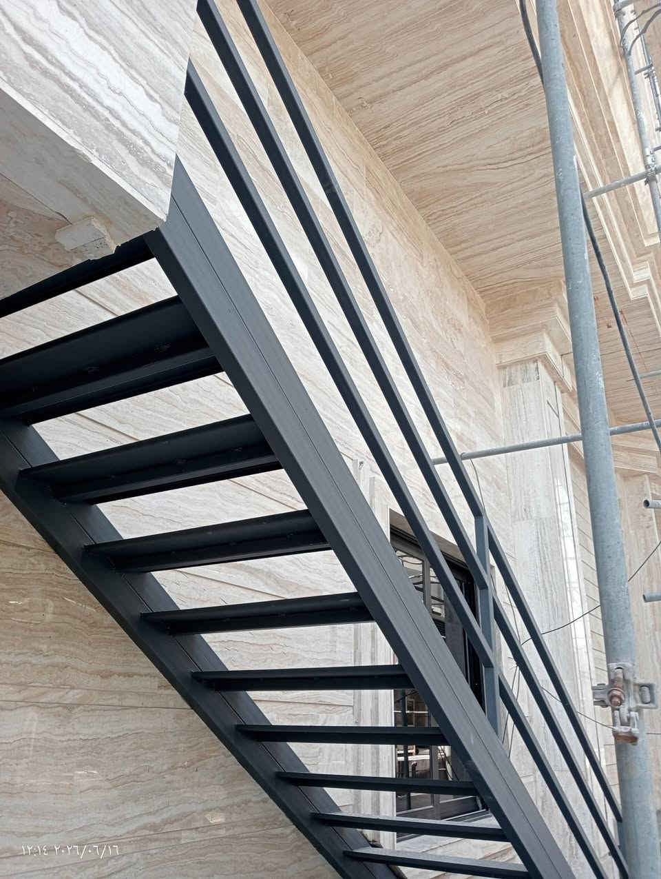 درج حديد ارتفاع 3 متر قياس البايات 90×28 ارتفاع كل بايه 18 الموقع محافظة البصره بريهه
***********

