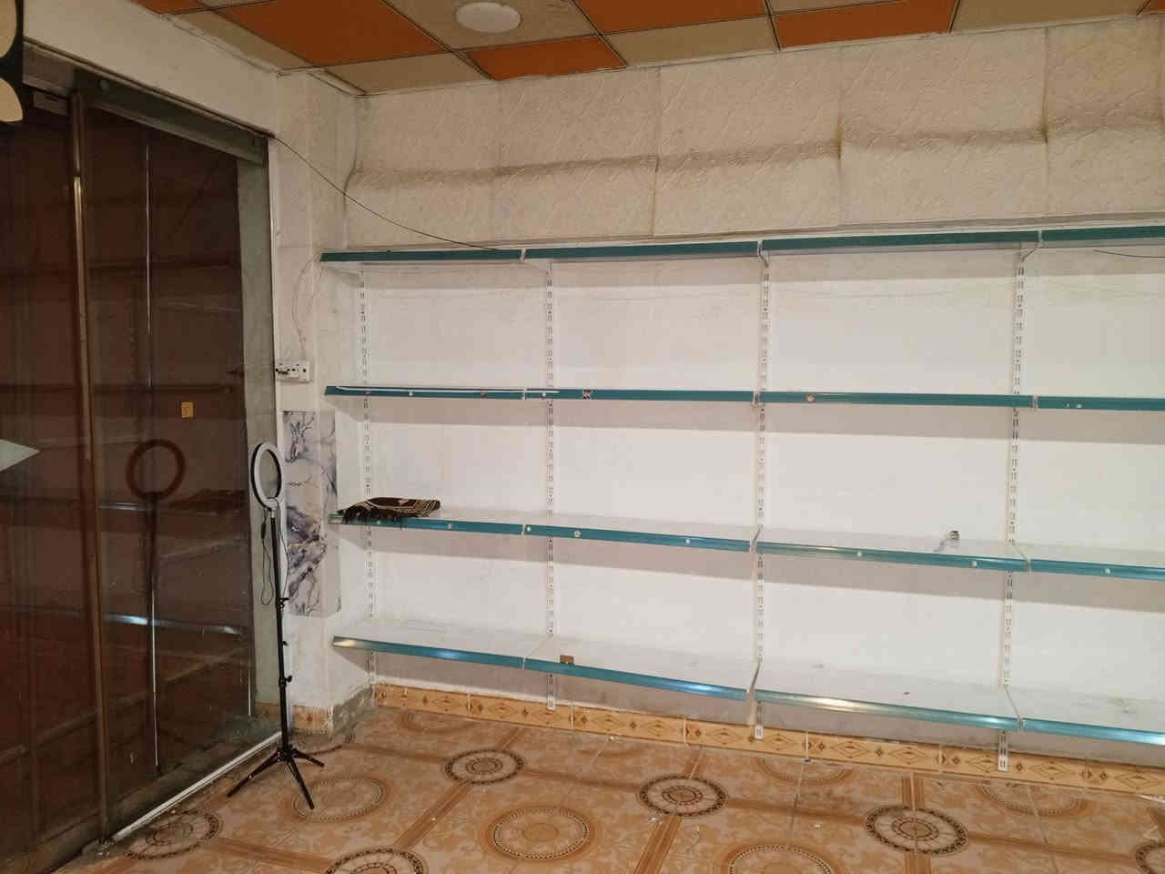 سلام عليكم. رفوف مال محل جديد مستعمل شهرين تركي اصلي 13 متر  لتواصل خابر رقم صاحبه *********** عنوان كركوك
