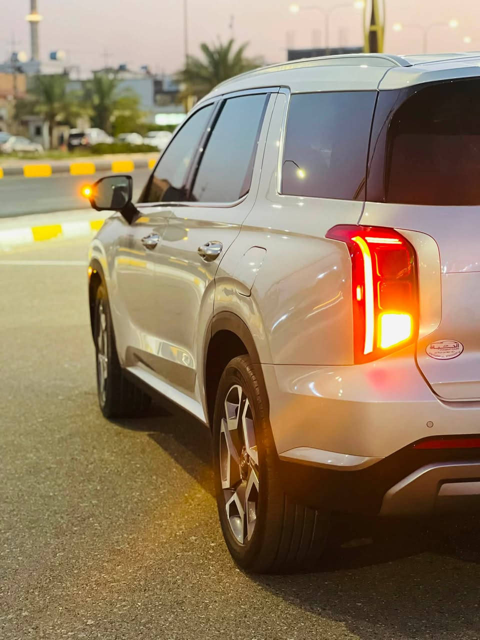 🚘 للبيع | هيونداي باليسيد 2025 لمتد (Limited) 🚘

✨ اللون: سلفر
📍 الموقع: الفلوجة
🚘 رقم: الأنبار
📖 داخلة على كتاب الشهداء
📏 الممشى: 19 ألف كم فقط

المواصفات:
✅ محرك V6 سعة 3.8 لتر (295 حصان)
✅ ناقل حركة أوتوماتيك 8 سرعات
✅ تشغيل بصمة ودخول ذكي لجميع الأبواب
✅ شاشة عدادات رقمية 12.3 إنج
✅ شاشة معلومات وترفيه 12.3 إنج
✅ نظام ملاحة (Navigation)
✅ Apple CarPlay وAndroid Auto
✅ شاحن لاسلكي للهاتف
✅ نظام صوت Harman Kardon الفاخر
✅ كاميرات 360°
✅ كاميرا النقطة العمياء داخل شاشة العدادات
✅ حساسات أمامية وخلفية
✅ رادار أمامي مع الكبح التلقائي
✅ مثبت سرعة ذكي (Smart Cruise Control)
✅ نظام المحافظة على المسار ومساعد القيادة على الطرق السريعة
✅ مراقبة النقطة العمياء والتنبيه من حركة المرور الخلفية
✅ فتحة سقف 
✅ مقاعد جلد فاخرة
✅ تبريد وتسخين للمقاعد الأمامية والخلفية
✅ تدفئة المقود
✅ ذاكرة لمقعد السائق
✅ مقاعد كهربائية
✅ تكييف أوتوماتيك ثلاثي المناطق
✅ ستائر جانبية للمقاعد الخلفية
✅ باب خلفي كهربائي ذكي
✅ جنوط ألمنيوم قياس 20 إنج
✅ إضاءة LED أمامية وخلفية كاملة
✅ 7 مقاعد  للعائلة
✅ عدة أنظمة أمان مع وسائد هوائية متعددة

🚗 السيارة بحالة ممتازة جدًا حادثها جاملغ ايسر فقط ، استخدام شخصي، جاهزة للفحص بأي مكان، ولا تحتاج أي مصروف.

📍 العنوان: الفلوجة
📞 للاستفسار: ***********

