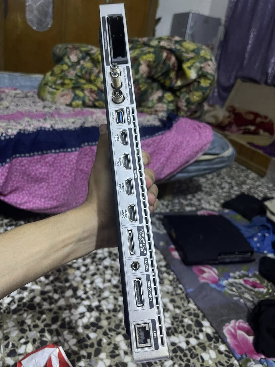 Samsung One Connect Box 
شركة سامسونك اصلي 
بس هذا هيج ابيعه هالموجود طلع وي الغراض ب25 
توصيل 5 الاف لكل المحافظات 
مكاني بغداد حي اور ام الكبر مقابيل المدينة قطاع 26 
***********
