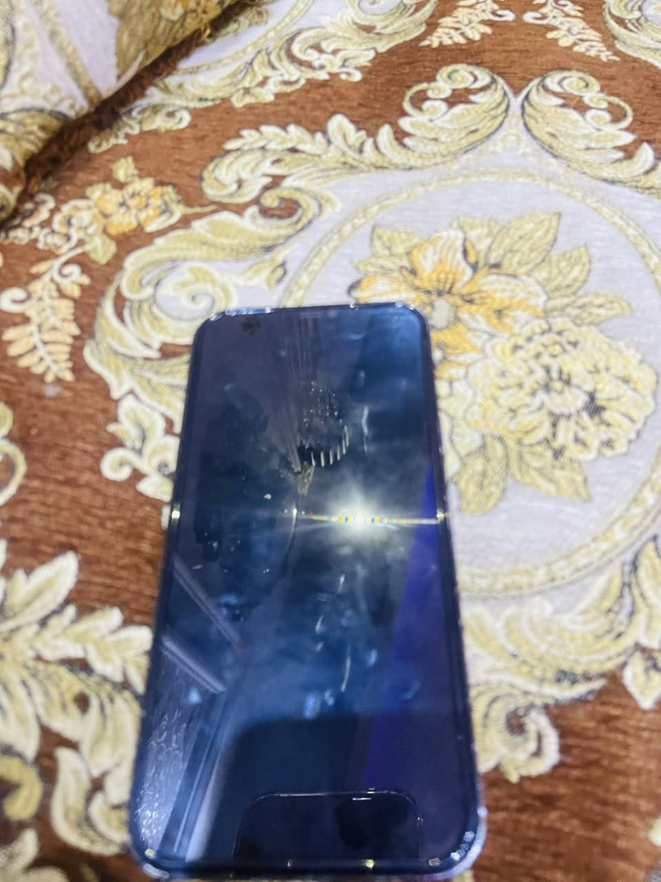 السلام عليكم ايفون١٢ برو ماكس لجهاز وتر بروف بس ضهر وشوي من جوه بس فطر ممبين بطاريه ٧٧ بلاد  كله شغال فيس ايدي شغال. الاستفسار ***********
