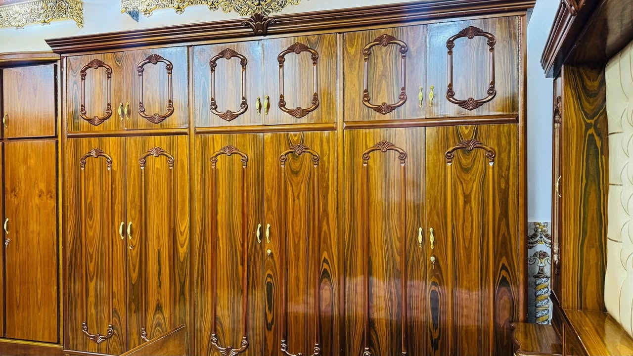 يوجد غرف نوم مستخدم بس نضيف بشكل وخشب درجه اولى اسعار مناسبه للاستفسار ***********
