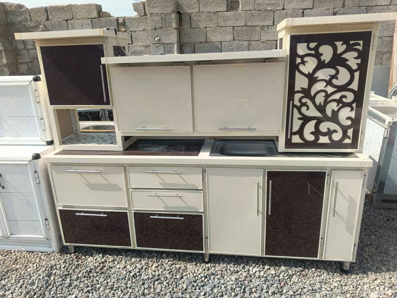 هاي الاغراض للبيع اللي يريد مفرد او جمله ماكو اشكال عادي واللي يريد اجهزه تجهيز بيت عادي من كل شيء وباسعار مناسبه واي حاجه اللي يريدها من هذا اللي مصورهن يدز لي اياها على الخاص *********** يوجد واتساب وانتصل على الخط مكاني بغداد واللي يريد توصيل سياره موجود عادي
