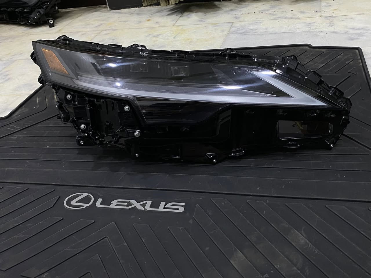 السلام عليكم 
لايت لكزز RX 250/500 2024
مع المحوله 
السعر 300$
***********
