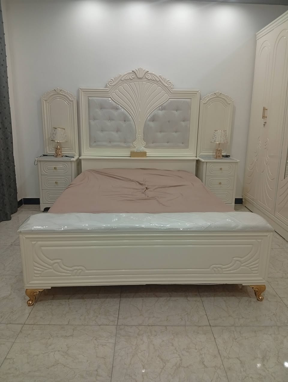 السلام عليكم 
غرفة نوم عراقيه تصميم تركي
نضيفه لا بيه زلغ وصبغه بعده جديد عنوان بغداد المعمل  
ب 1250 
رقم ***********

