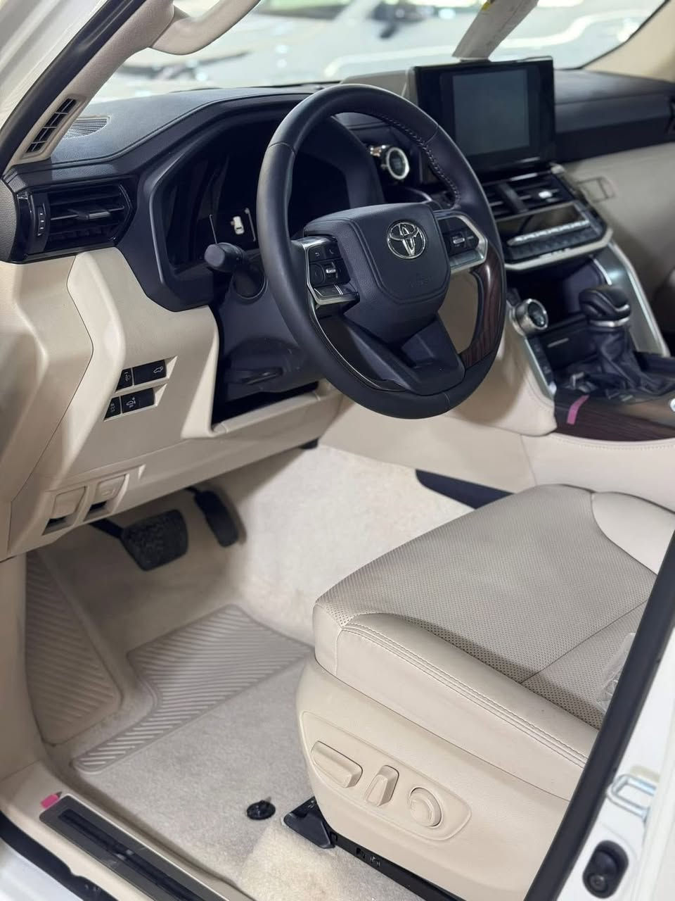 السلام عليكم
سياره للبيع فقط 
النوع :لاندكروز gxr 
لون :أبيض  لولؤي
الموديل:٢٠٢٥
الفئه :ساز وبعدها بضمان الشركة 
ماشيه:5100
الموضفات :
معروفه مواصفات الgxr
المحرك:4000
ناقل الحركه:١٠ سرعات اتو ماتيك
خزان الوقود:110
مقاعد جلد 
تدفه + تبريد 
شاشات عرض متقدمه ٣ شاشات
انضمه سلامه مساعده
تشغيل عن بعد 
صندوق كهرباء 
رادار - مثبت سرعة
حساسات امامي خلفي 
مغلفه السياره ppf امريكي الاصل 10سنوات ضمان
الجامه الامايه عليها درع للحمايه 
الداخل مغلف ارضيات جلد تايوان
كفاله عامه السياره 
السياره رقم بغداد : 
رقم مميز ❗️6️⃣0️⃣7️⃣0️⃣
السعر :- 75600
العنوان :بغداد حي الخضراء 
للاتصال : ***********
