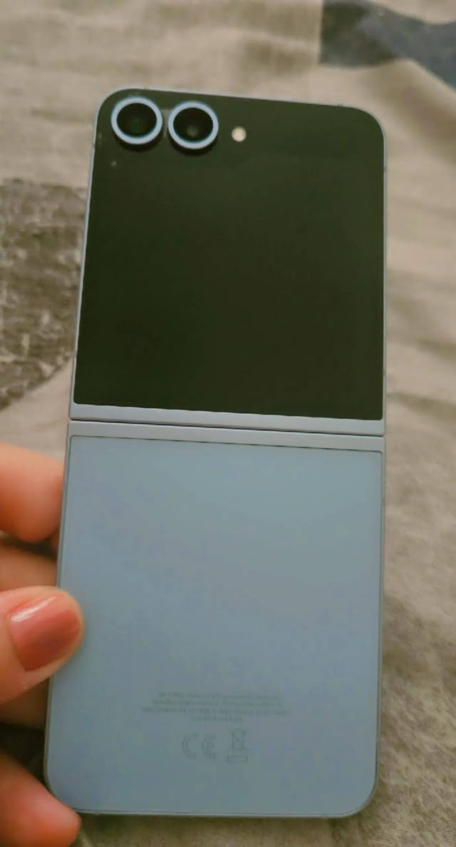 جهاز سامسونك Z flip6 ذاكره ٢٥٦ نضيف كلش استخدام قليل مع كارتونه وكيبل شحن اصلي وكڤر بي بعده لزگة شركة جهاز لون بحري نضيف كلش السعر ٩٠٠ الف وبي مجال قليل كلش للشراي متوفر توصيل بغداد او محافضات


**إذا كنت صاحب هذا الإعلان وتريد حذفه لأي سبب، رجاءا أرسل رسالة إلى الدعم الفني**