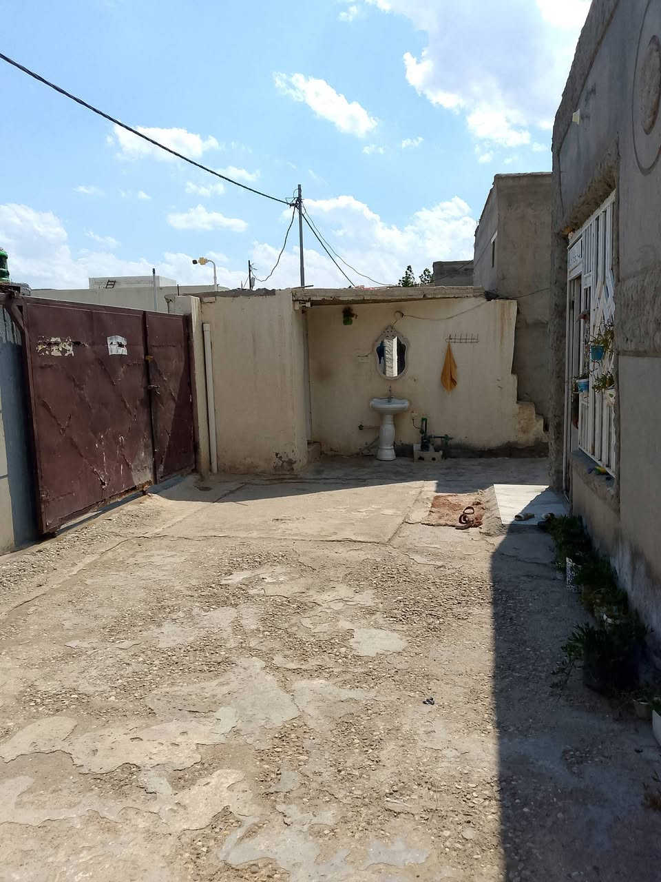 سلام عليكم الدار لبيع مساحه ميتين و خمسه وعشرين متر قرب ملعب هشام زليزل ***********
