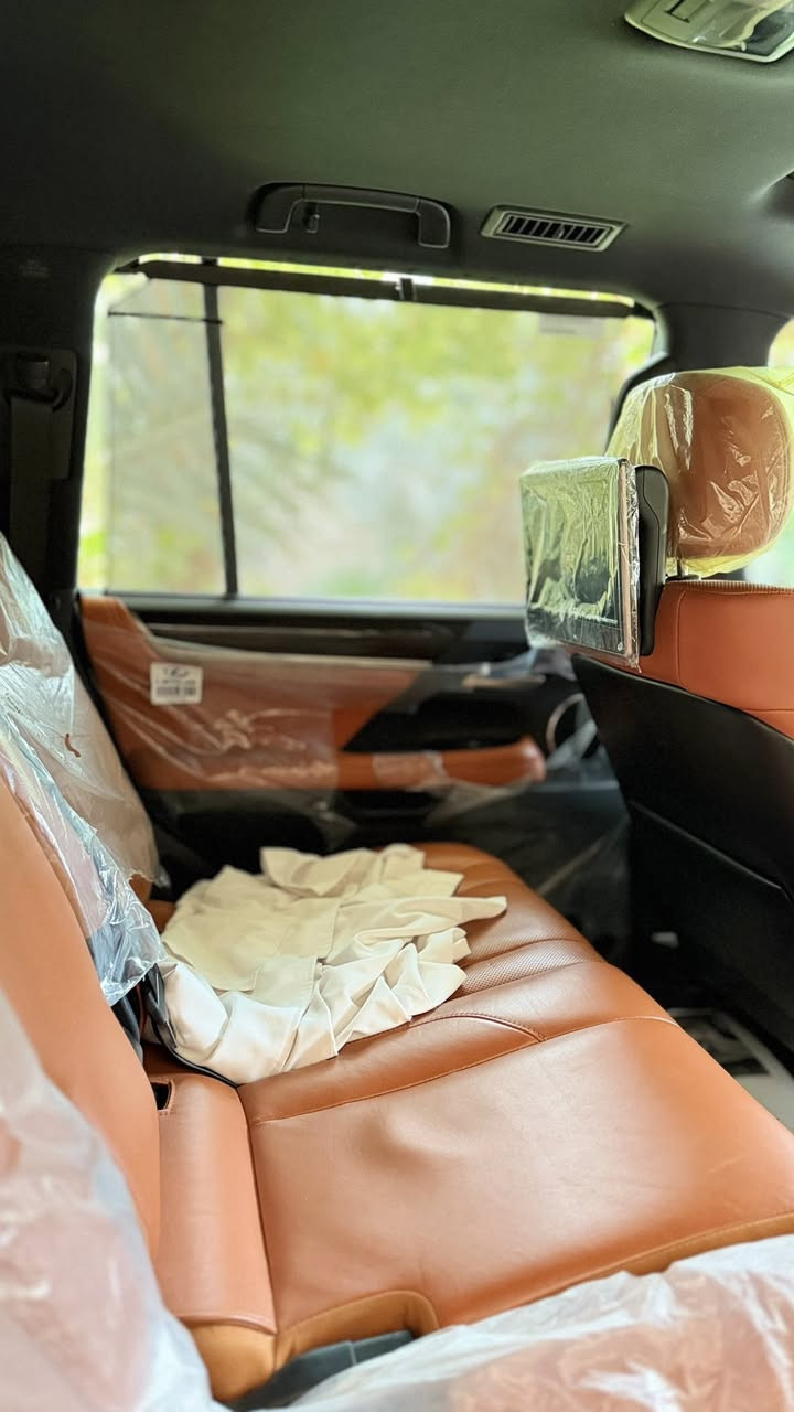 للبيع – Lexus LX 570
موديل 2021 / سوبر سبورت
رقم بغداد 

أعرض للبيع مركبة لكزز Lexus LX 570 سوبر سبورت – أعلى فئة،
والسيارة تحت إشرافي المباشر منذ دخولها، مع استخدام منتظم 

📌 الحالة العامة
• السيارة بحالة ممتازة واستثنائية
• جديدة ونظيفة جدًا
• خالية من الصبغ والضرر نهائيًا
• المسافة المقطوعة 59,000 km حقيقي ومضمون
• الفحص متاح لدى أي جهة يعتمدها المشتري

📌 الفئة والمواصفات
• فئة سوبر سبورت – فول مواصفات
• محرك V8 – دفع رباعي 
• داخل جلد مشمشي فاخر بحالة ممتازة
• أبواب شفط
• تبريد وتسخين مقاعد
• كاميرات محيطية + حساسات
• بصمات كاملة + كارت 
• أنظمة أمان ومعلومات متكاملة

📌 التجهيزات والحماية
• PPF حماية كاملة للهيكل الخارجي مع ضمان سار
10 سنوات 
• حماية نانو للداخل بالكامل تشمل:
– معالجة نانو للجلد الداخلي بالكامل
– معالجة نانو للبلاستك الداخلي
– حماية نانو للصاج الداخلية
– تغليف وحماية شاشات المقصورة
• ملحقات وأغراض السيارة مكتملة 100% (بصمات، كارت، أدوات)

📌 الضمانة والإثبات
أتحمل مسؤولية حالة السيارة وممشىها الحقيقي
والفحص شرط من الصدام للصدام دون أي تحفظ

📍 الموقع: الناصرية – مركز المدينة
🚘 الملكية: رقم بغداد – باسمي شخصيًا 
الاستفسار اكثر.  ***********
السعر. ( 87,500$ ).
