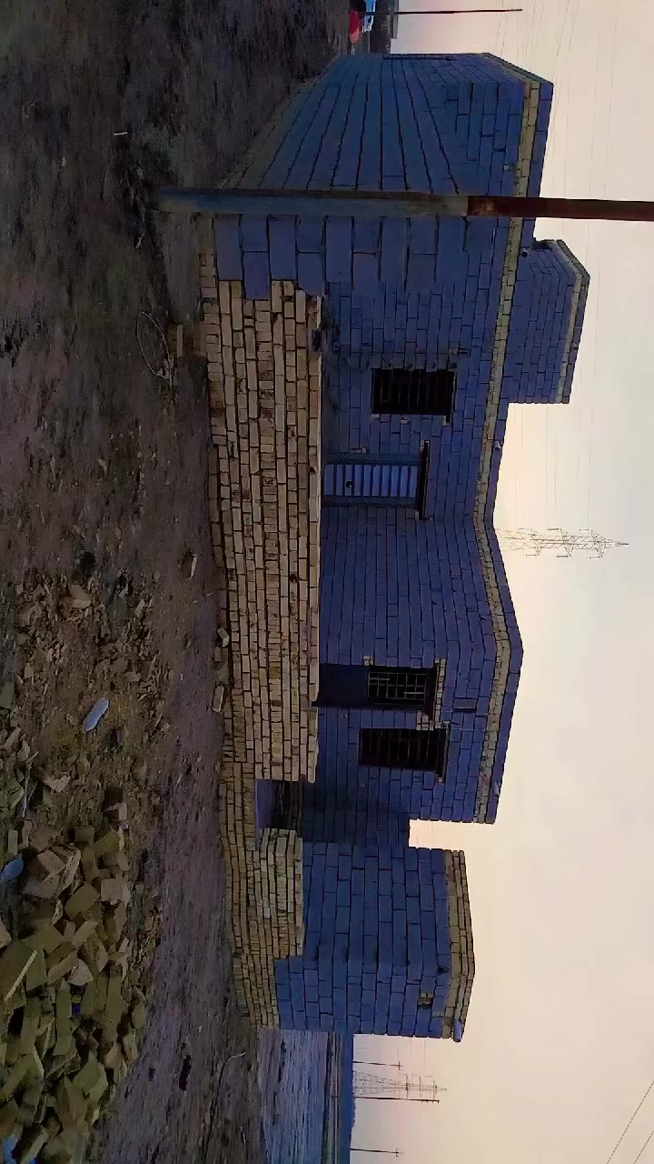 السلام عليكم يتوفر لدينا بيت للبيع في منطقه حي الجوادين بالنزله الثانيه متوفرة جميع الخدمات البيت ركن مساحته 200متر والصلته كل الخدمات من ماي وكهرباء وشوارع سبيس موقعه بحي الجوادين بالنزله الثانيه خلف المستوصف التفاصيل داخل الفيديو السعر 25وبيه مجال للاستفسار الاتصال على الرقم التالي ***********
