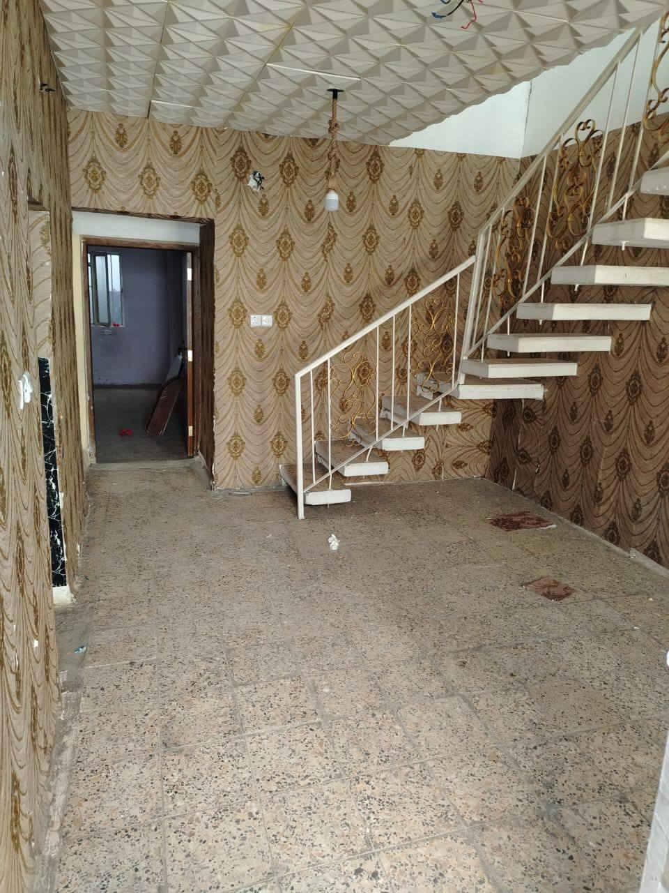 بيت للايجار مساحة 85 م طابق أرضي استقبال مطبخ وخدمات وغرفة نوم كبيرة ومنور وسطح وخزان ماء 
السعر 400 ألف (مطلوب عائلة صغيرة ) 
الدورة الميكانيك قرب جامع التوحيد 
*********** واتساب
