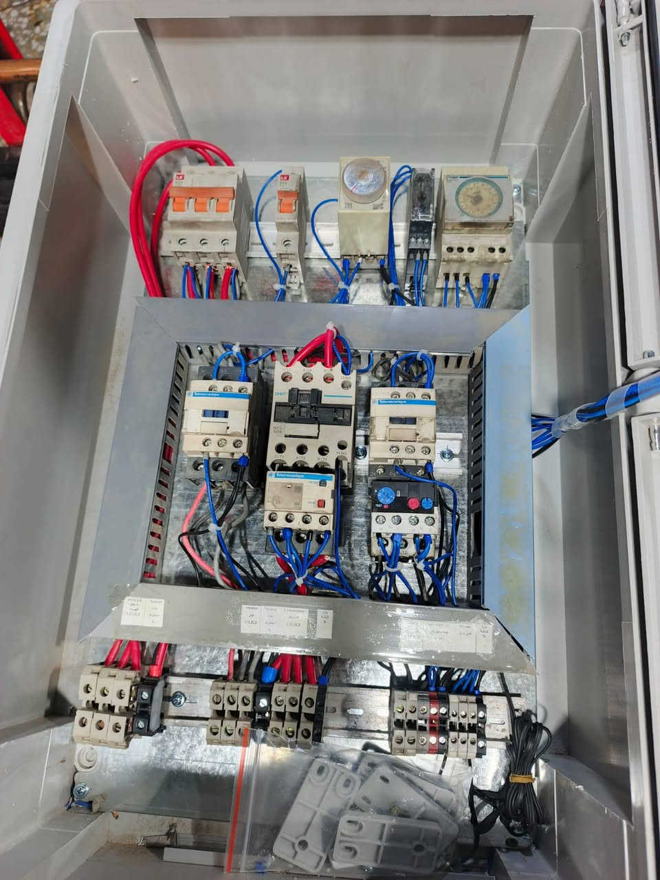 سلام عليكم البيع جهاز تجميد وتبريد طن10 كمبريسر كرير امريكي  بورد شنايدر فرنسي جهاز نضافة عالية جدا عنواني بغداد الستفسار***********
