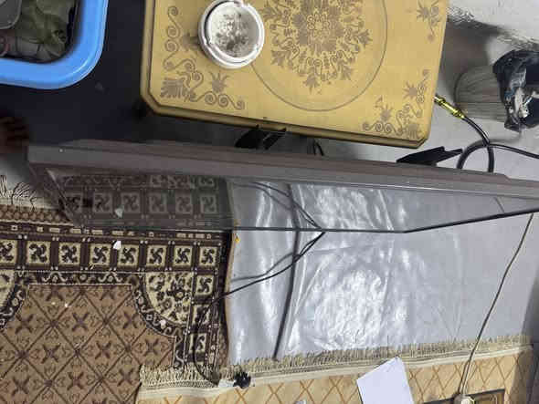 شاشة للبيع LG اخذتهة باب اول جديدة ما بيهة اي خلل ولا تصليح حتى ما اشغلهة *********** 
عارضهة ب٢٠٠
