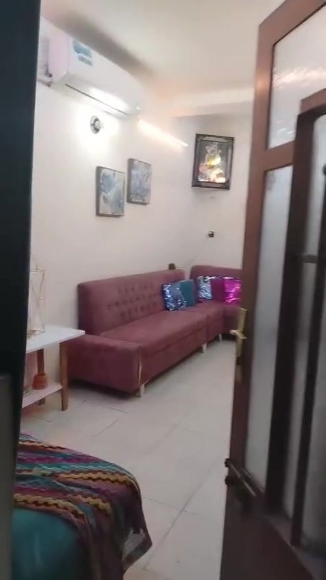 يالله 
دار البيع في بغداد الاسكان 
مساحه الدار 36 متر واجها 3 نزال 12
يحتوي الدار على طابقين 
الطابق الأول  صاله + مطبخ مفتوح +خدمات 
الاطابق الثاني غرفتين نوم 
+ بيتونه +سطح 
الدار نضيف جدا 
طابو صرف 
الاستفسار اكثر مكتب الغدير 2
الهاتف *********** محمد العبادي

