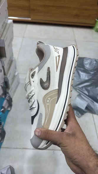 احذيه شبابيه متوفره جميع القياسات توصيل داخل الفلوجه وخارج الفلوجه رقم توصيل*********** السعر 15 معه التوصيل
