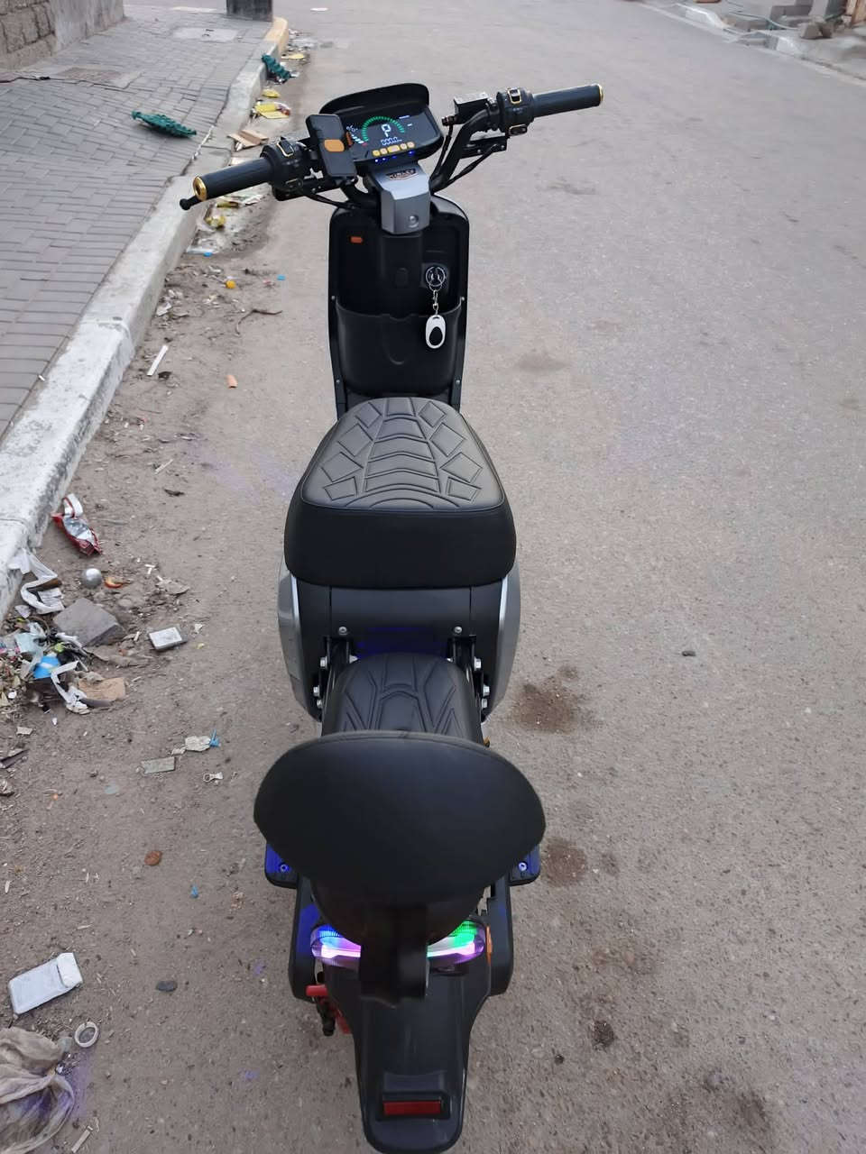 السلام عليكم 
ار 9 مديل 26 الحديث 
5بطاريات حجم كبير 32امبير وينلي الاصلي ام الختم شاحنه الاصليه وياها بالكارتون وياها سويجين وبصمتين وكارت وكفات 
4 نمر سرعه 109سرعه حقيقيه 70
دبل اشاره اشاره يمنه ويسره وهورن وبلوتوث لايت عالي وناصي 
دراجه  ستخدام شهر مكفوله كفاله عامه حته من الزلغ تجي وشوف بعينك 
السعر500وبيها مجال قليل حك الجيه 
واتساب ***********
عنوان بصره  شارع موسى الكاظم قرب التانكي
