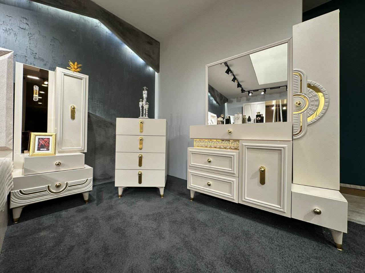 تم وصول موديل🔻 * بياز ابيض  * 🔻
*10قطع   * اصلي دافنس 

⚫️كنتور 270 سم ☺️ ملحق 90 سم ارتفاع 230 سم ظهر بلوك 8 ملم صبغ حراري 
🔴ميز تواليت نفس الصورة 140 سم ارتفاع عالي 180 سم مرايه بلوك على كبر الميز 
⚫️كومدي عدد اناره2 وباب 
🔴سرير نفرين180سم*200سم سرير مخزن دبل هايدروليك 
⚫️درور مجرات
🔴مرايه قيافه 
⚫️طابوريه بلوك 
🔴شازلون مثل الصوره ستراحه وباب 
السعر بالدينار مليون 900
 ⚠️ برغي حديد 💪ظهر بلوك 
تركي 100‎%‎🇹🇷 اصلي قياس
 كبير كل القطع 
ظهر بلوك كل اجزاء الغرفه 8 ملم


**إذا كنت صاحب هذا الإعلان وتريد حذفه لأي سبب، رجاءا أرسل رسالة إلى الدعم الفني**