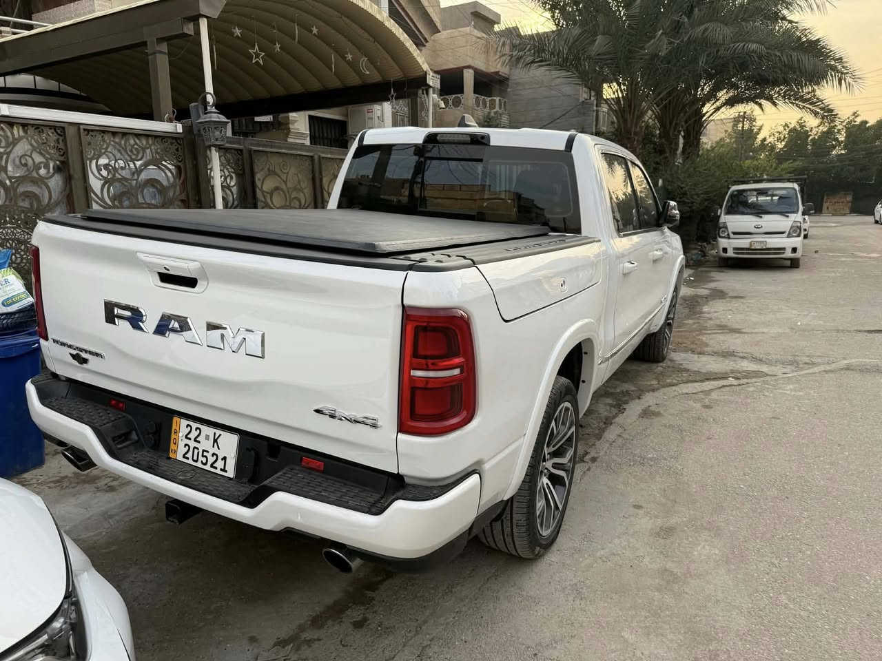 رام 1500 - تنگستن 
الموديل: 2025 (خليجي وكاله هارلم )
المحرك: 3.0 لتر 6 سلندر (I-6) توين توربو 
القوة الحصانية: 540  
عزم الدوران (نيوتن-م): 707

المواصفات: 
*نظام دفع رباعي 4 x 4 متطور 
*نظام التعليق الهوائى (جكات)
*بانوراما
*صناديق حمولة خارجية على جوانب الصندوق (رام بوكس)
*الصندوق كهربائي
*دواسات جانبية كهربائية
*ويل المنيوم قياس 22 انج 
*شاشة التحكم الرئيسية بقياس 14.4 انج مع نظام ملاحة 
*شاشة ترفيهية للراكب الامامي لمس بقياس 10.25 انج ومدخلHDMI وUSB 
*شاشة القيادة الرقمية بقياس 12 انج 
*شاشة عرض لوحة القيادة على الزجاج الأمامي (داتا شو)
*رادار مع خاصية التوقف والانطلاق 
*حساسات امامية وخلفية
*كاميرات 360 للرؤية المحيطية 
*المرآة الداخلية مزودة بشاشة لعرض الكاميرا الخلفية
*تحذير النقطة العمياء 
*تحذير الخروج عن المسار
*نظام المحافظة على البقاء فى المسار 
*نظام التعرف على اشارات المرور 
*خاصية المساعدة على التوجية فى التقاطعات لتفادى الحوادث
*نظام مانع تصادم خلفي 
*نظام القيادة شبه الذاتية
*مقصورة الركاب من الجلد الفاخر بلونين
*مقعد السائق والراكب والمقاعد الخلفية تدفئه تبريد
*مقعد السائق والراكب مساج
 *مقعد السائق والراكب قابل للتعديل كهربائيًا بـ 20 وضعية
*مقعد السائق مزود بذاكرة لحفظ وضعيات الجلوس
*نظام ابل كار بلاى و اندرويد اوتو لاسلكي 
*نظام صوتي فاخر Klipsch Reference Premiere مع 23 مكبر صوت 1228 واط 
*دخول ذكي (بصمة)
*نظام التشغيل عن بُعد
*مصابيح أمامية أوتوماتيكية زينون مع مصابيح نهارية LED وكشافات ضباب LED 
*نظام التحكم التلقائي في الضوء العالى 
*إضاءة متحركة أمامية / خلفية خارجية
*مرايا خارجية قابلة للطي كهربائيًا مدفئة
*ماسحات زجاج أمامي حساسة للمطر
*لوحة شحن لاسلكية مزدوجة
*وضعيات قيادة متعددة 
*وسائد هوائية أمامية متعددة المراحل ووسائد هوائية جانبية ووسائد هوائية أمامية/خلفية.
مكفوله كفاله عامه
ماشيه 38 الف كيلو 
سعر 650 وبيها مجال
مكان السياره بغداد الغزاليه 
***********
***********

