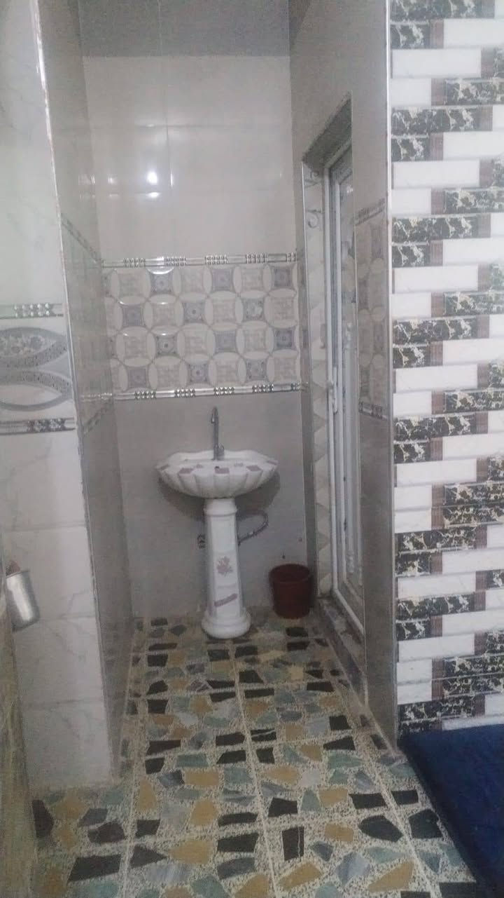 مشتمل طابق واحد مرتب شفل ٢٠٢٤ بناء طابوق الارضيه كاشي السعر ٦٨ وبيه مجال خلف عمارة الجنابي عالي عن الشارع الاتصال ***********@ ***********

