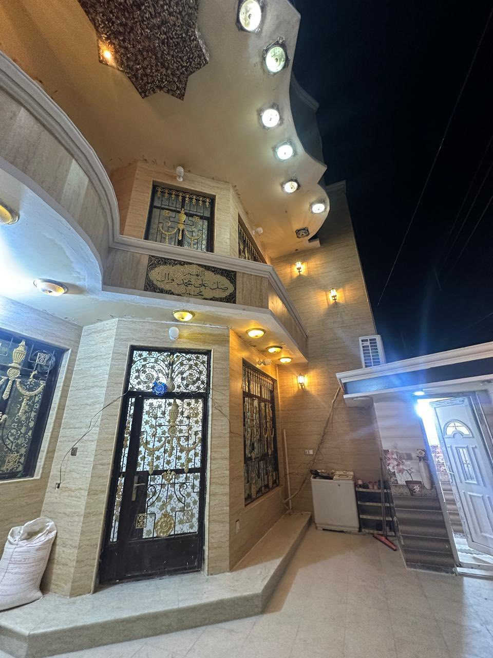 السلام عليكم بيت للبيع منطقه حي الرحمه قريب على الشماعية المساحه 150 متر 7.5*20 بناء حديث 2017 كامل %100 من واجهة الى ازغر التفاصيل ***********
