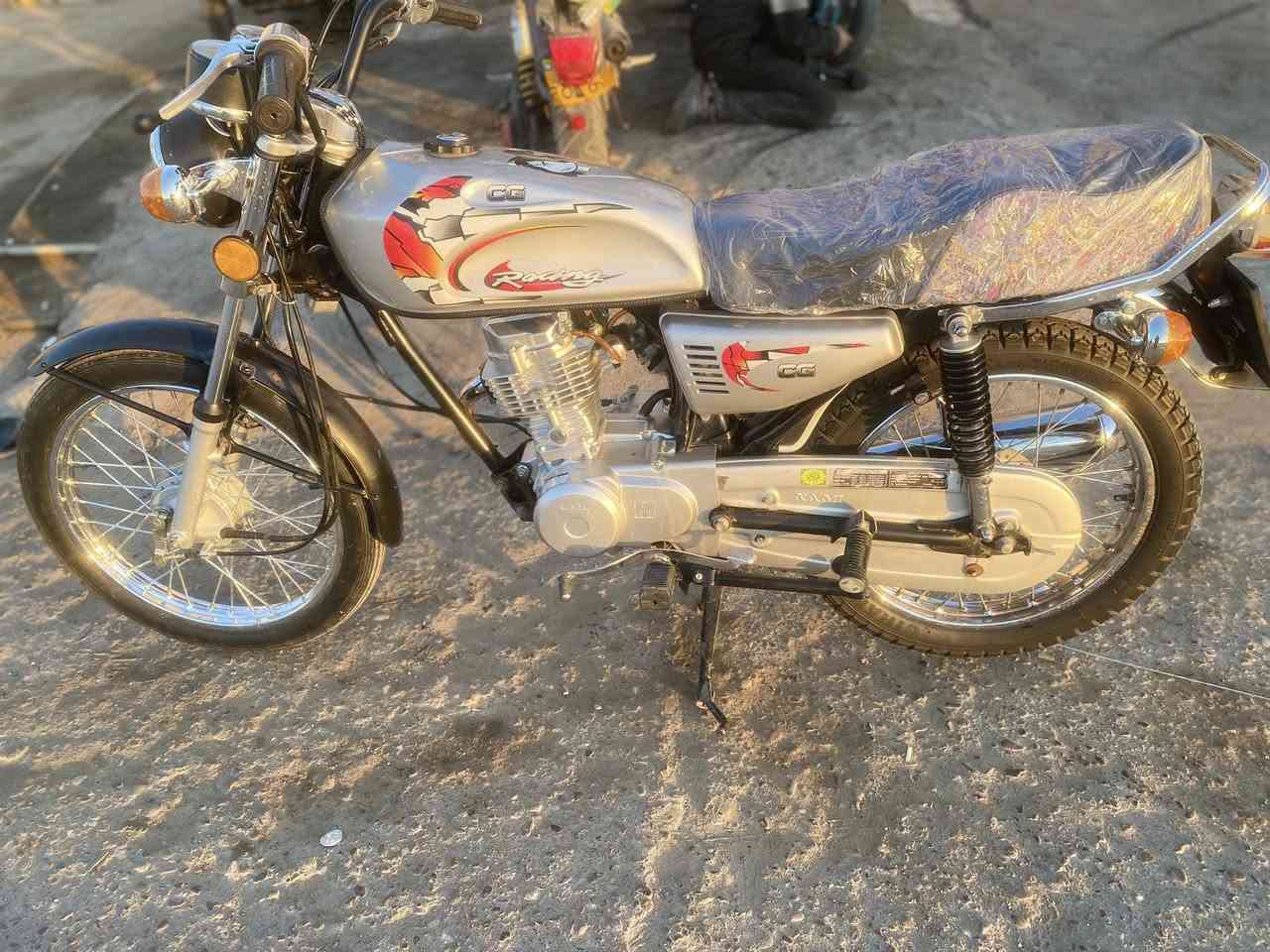 سلام عليكم دراجه نامه اصلي صارلها شهرين معمره تعمير اصلي جاهزه ماعوزها كلشي وبرغي مامفتوح بيها مكفوله وراق ٧ بيها سكنر مكاني العماره مغربه سعر ٨٥٠ وبيها مجال للشراي تصال ***********
