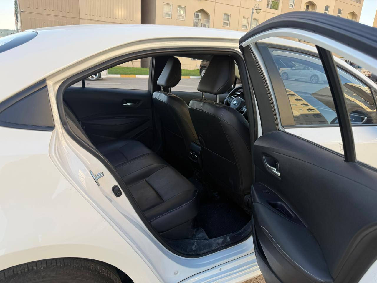 السلام عليكم
للبيع كورلا هايبرد الشكل الخليجي موديل 2025
مواصفات معروفة فتحة، كشنات جلد الخ.. 
السيارة ماشية 16600 km ادامة فول  
كفالة عامة من الصبغ والبارد
فقط بيهه شخط بسيط بالدعامية الامامية مثل ما واضح بالصور
السعر 155 وبيهه مجال بسيط
مكان السيارة بغداد بسماية
التواصل خاص او اتصال على
 0772 800 8397
