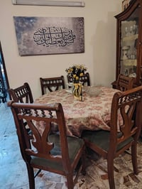 ميز طعام 6 مقاعد انتيكه ونظيف وبوفيه كبيره نفس لون الميز للبيع. للاستف...