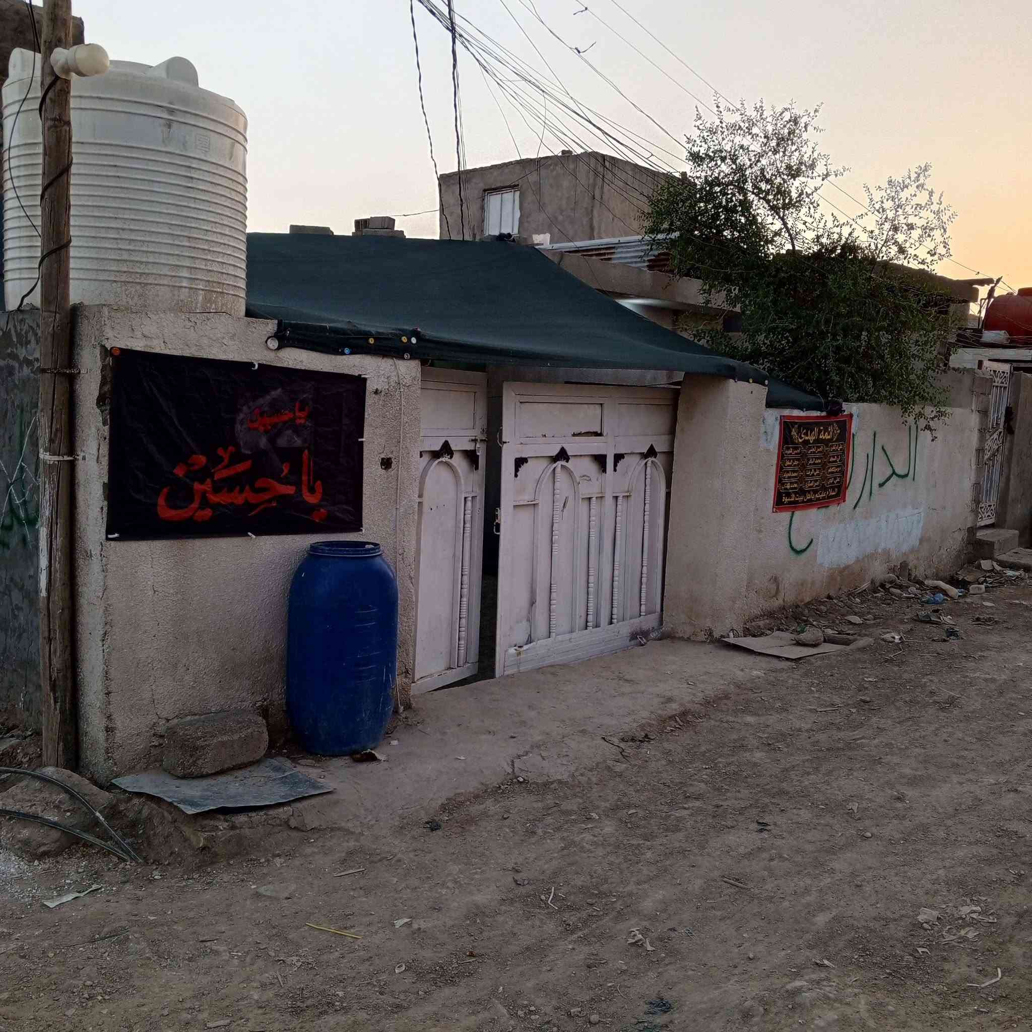 ياالله دار للبيع في حي الجوادين غرب مدرسة القلم عقد زراعي سند 25 يتكون من غرفتين او صاله او استقبال او مطبخ المساحه 200متر اسعر امناسب البيت مسلح ***********اثير ***********

