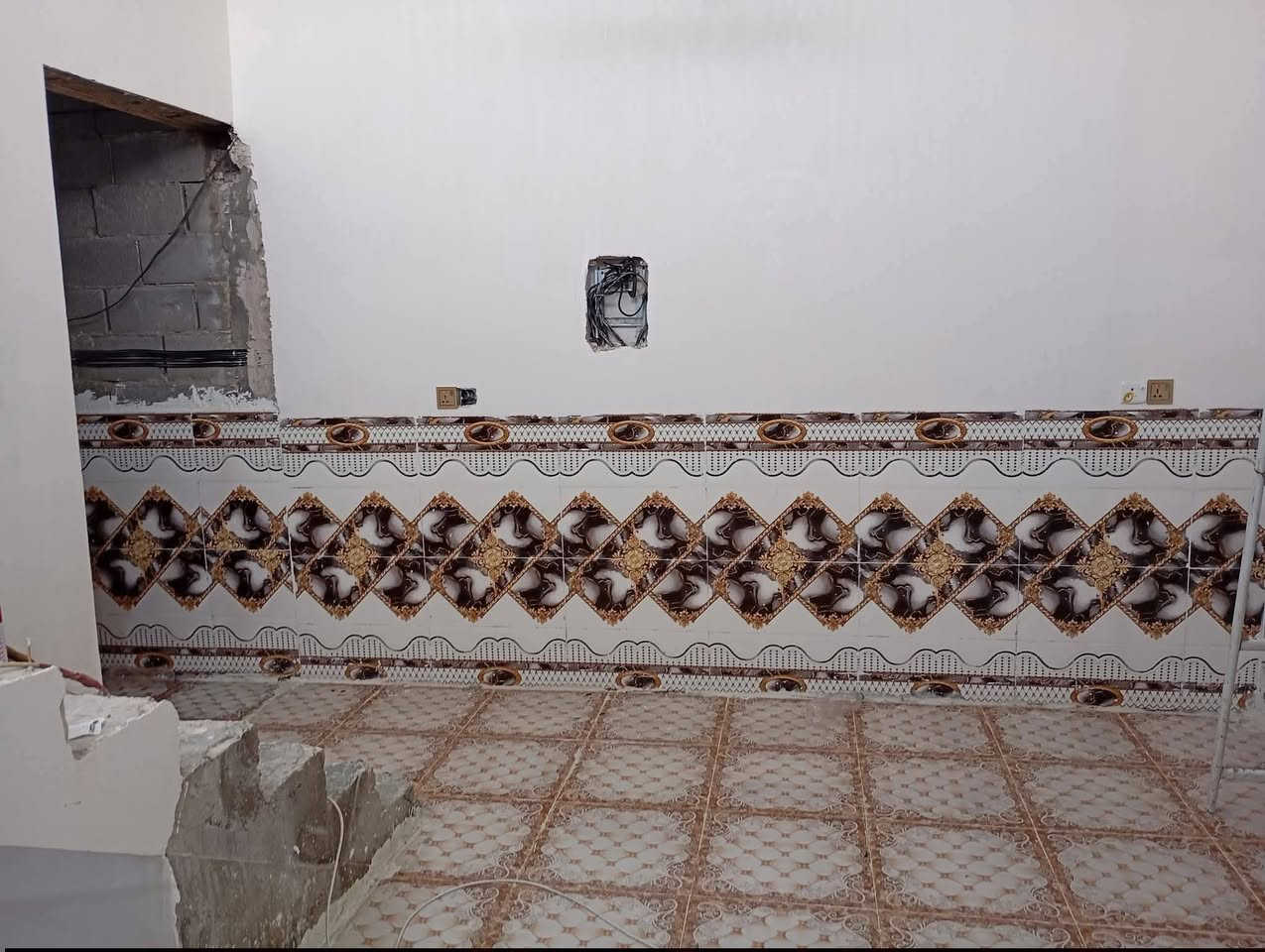 مشتمل للبيع مساحه ١٠٠م الجغيفي الثانيه نهاية سياج الخلفي للمقبره الاسلاميه يبعد عن سياج المقبره ١٠٠متر تقريبا طابو زراعي شارع ١٥ متر يحتوي المشتمل على غرفه ومطبخ وحمام وصاله واستقبال بي شويه نقوصات والاستقبال مو كامل السعر ٣٨ مليون قفله  للاستفسار ***********/***********
