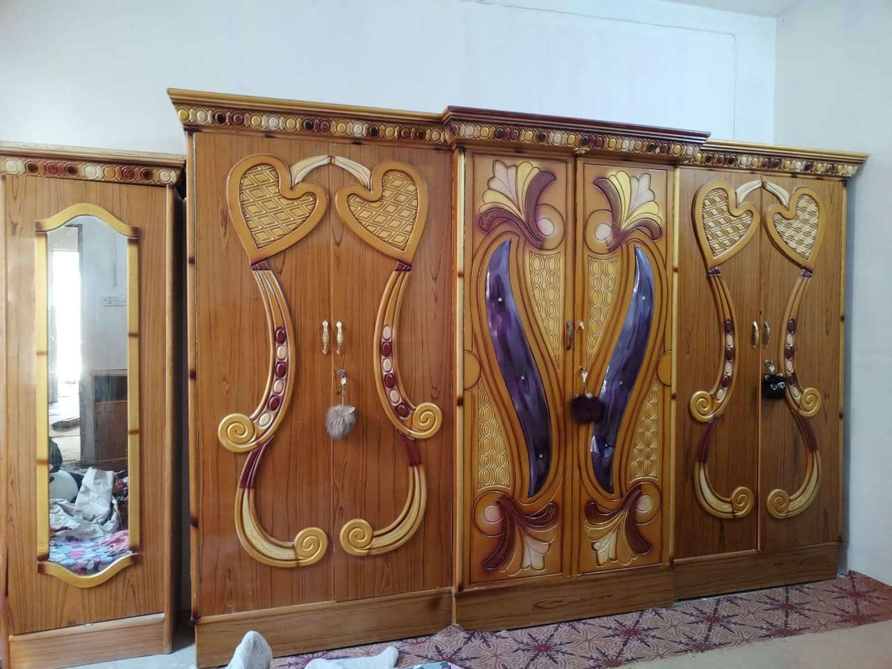 غرفة اخشاب للبيع نظيفه احسن من الصورة . الي يريدها يتواصل مع الرقم ***********
