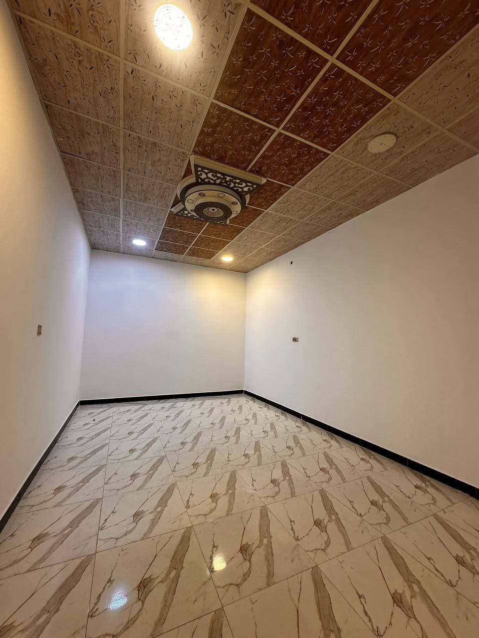 سلام عليكم دار سكن البيع 
ابو الخصيب كوت الحمداني غرب المحكمه 
مكون من غرفتين وصاله ومطبخ وحمام داخلي وخارجي وديوان وكراج واسع 
بناء 🔨 حديث 
وقف اصولي مسجل وكبل يتوحل بسمك 
المساحه 220متر
السعر 53 
استفسار 
***********
