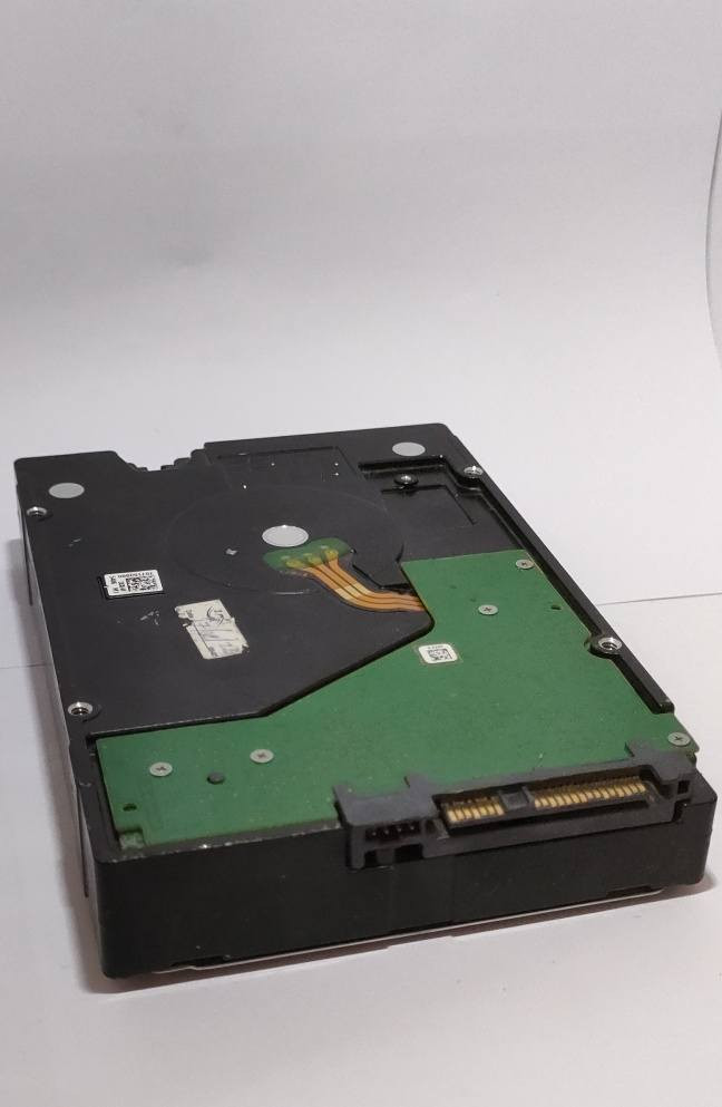 السلام عليكم :هارد سيرفرات HPE 8TB SAS نظيف جداً وصحة 95%
التفاصيل:
HPE (Hewlett Packard Enterprise) مخصص للسيرفرات ومنظومات التخزين والكاميرات.
السعة: 8 تيرابايت (8TB).
واجهة الربط: SAS (يركب على السيرفرات أو الورك ستيشن).
سرعة الدوران: 7.2K (7200 RPM).
الحالة والفحص: الهارد نظيف جداً، مفحوص وشغال وصحة كاملة بدون أي باد سيكتور 
الموقع: بغداد / [ بوب الشام قرب قوس بغداد ]
السعر: 150,000 الف دينار عراقي قفل ومن الآخر 
(الرجاء الشراي يتصل فورا والسعر غير قابل للمساومة).
التواصل واتساب فقط : [ *********** ]

