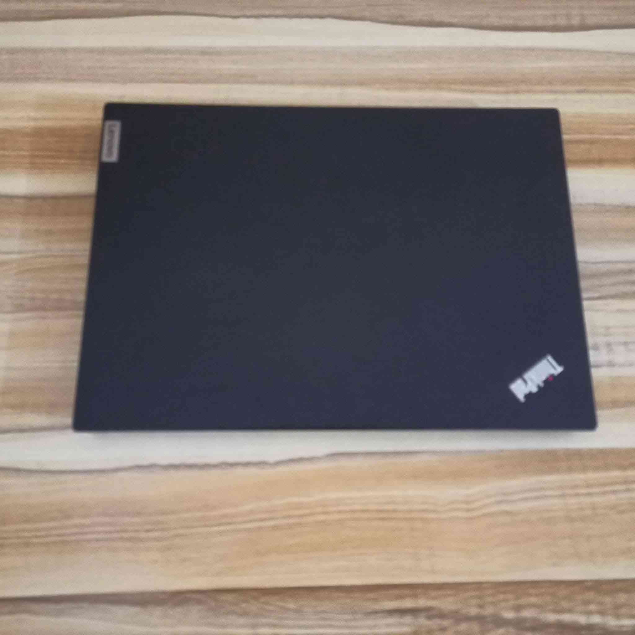 💼 فخامة واعتمادية سلسلة الـ ThinkPad الشهيرة! Lenovo ThinkPad L14 💻🔥
إلى طلاب الجامعات، الأساتذة، الموظفين، وأصحاب الأعمال الميدانية.. إذا كنت تبحث عن لابتوب يجمع بين المتانة العالية (المعايير العسكرية في التحمل)، الوزن الخفيف، والأداء السريع لإنجاز مهامك اليومية والدراسية بسلاسة تامة.. فهذا الجهاز هو خيارك الأذكى!
⚙️ المواصفات الفنية والعملية:
⚡️ المعالج: Intel Core i5 (الجيل العاشر) – أداء قوي، مستقر، وممتاز جداً لتشغيل البرامج الدراسية، التصفح، وإدارة الأعمال المكتبية بكفاءة عالية.
🚀 الذاكرة (RAM): سعة 8GB – تمنحك استجابة سريعة وسلاسة في التنقل بين النوافذ والملفات.
💾 التخزين: 256GB SSD – سرعة فائقة في إقلاع النظام وفتح البرامج بلمح البصر مقارنة بالهاردات العادية.
🖥️ الشاشة: بحجم 14 بوصة – حجم مثالي ومريح جداً للتنقل، الدراسة، والعمل في أي مكان وبوزن خفيف.
🔥 عرض خاص وشامل – جاهز للعمل فوراً 🔥
💰 السعر: [300,000] دينار عراقي فقط!
🎁 الباقة المجانية الكاملة: شاحن أصلي + حقيبة + ماوس + ملحقات.
🚚 التوصيل: متوفر خدمة التوصيل السريع لجميع المحافظات!


**إذا كنت صاحب هذا الإعلان وتريد حذفه لأي سبب، رجاءا أرسل رسالة إلى الدعم الفني**