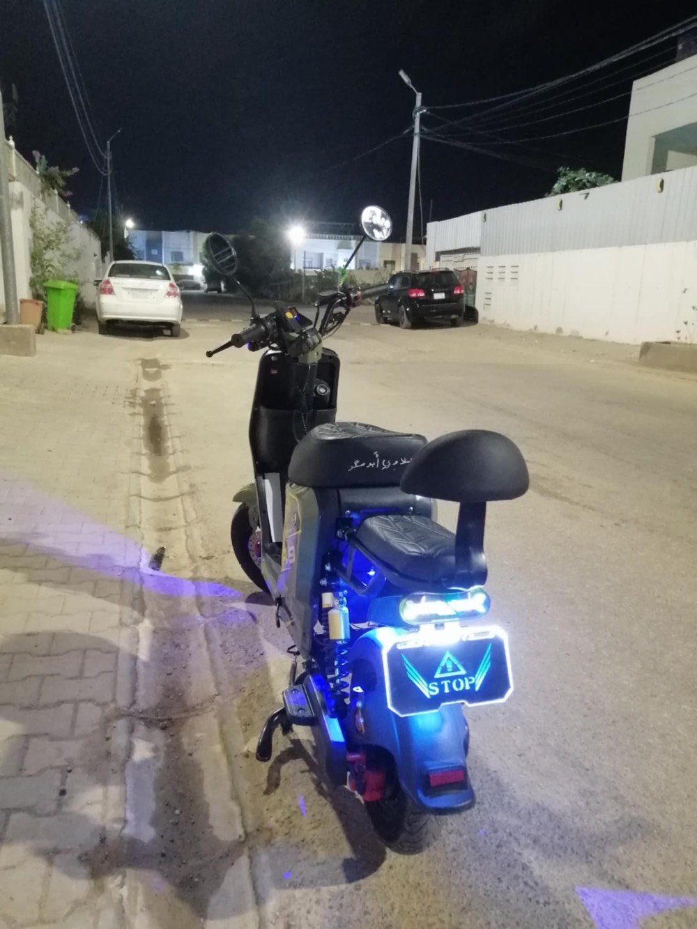دراجه شحن نوع R9موديل2025من شركه ونلي AHEمفوله ونظيفه شلعه قويه فيشه تزويد سرعه وشحن خمس بطاريات دبل توديك الكربلاء وترجعك والعطل يطلع بل شاشه أشايرً يمنه يسره ودبل أشاره هورن قوي Rرجوع إلى الخلف رجوع إلى الخلف لايت عالي ناصي زائد لايتات زنون عالي أبيض وناصي اصفر وتكدر تصعده وتنزله بكيفك نشرات فول قويه وره وكدام رقم ضوئي أربع نمر بل شاشه تقره السرعه التيربو ١٠٩ بسً حقيقي ٨٠دبلات رياضي وره وكدام  صافره ام الحاكيه سبع أصوات  قويه وًً نظام بارك وحمايه سرقه خاف واحد يريد يسرقه ماتمشي يقفل التاير والسكليتر والسكان وتكوم اطوطًً بصوت عالي ويفتح هذا القفل لازم أدوس بريك ويفتح وقفل سكان من مال تشغيل وجكً نص وجك رياضي يعني جكين استاند موبايل يتكبر ويتصغرًودشبول جبير تحط بي قوطه ببسي كلشي بسً كون مو هوايً زائد تعلاكه مال مسواك وتحمل وزن خيالي مستعمله قليل الدراجه ماصله هواي عندي ونظيفه ماطلع بيه هواي وبصمه تشغيل عن بعد وتقفيل عن بعد وتفتيح عن بعد وكارت وسويجين كلهن تأخذهن ويه الدراجه واكو سله بس اني شالعه هم اطيه ويه الدراجه بلاش كلهن ذني وسعر الدراجه اللي 500 ألف 
 قفل لاتعامل أصلن لاطب خاص إذا تريد تعامل للتواصل عل واتساب على هذا الرقم ***********. أو خاص مال هذا الحساب مال فيس بوك ولاتراسل تلجرام ماعدي وتدللون المكان نجف