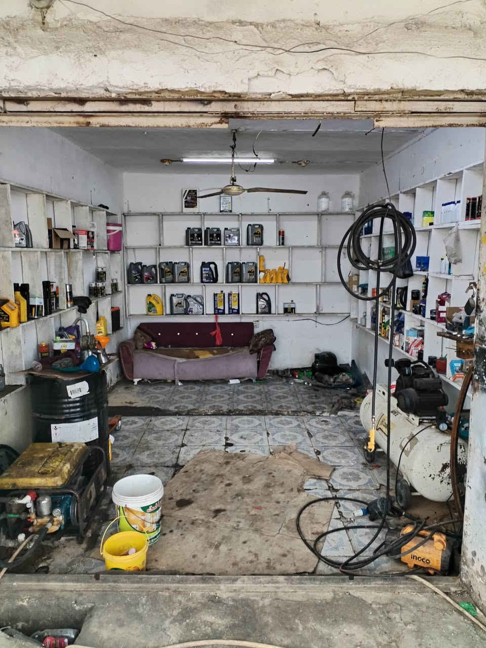 محل دهن مع غسل سيارات للبيع حي الوحده مقابيل مستشفى الحميات***********
