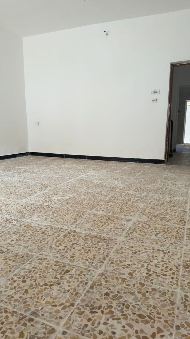السلام عليكم بيت بالبنوك حي سومر قرب مستشفى الشعب وكلية الرافدين/
مساحة ١٠٠ متر واجهة ٤ ونص نزال ٢٢ وربع 
محدث صبغ وأرضيات 
يحتوي ع طرمة واستقبال ومطبخ وصحيات طابق اول / الطابق الثاني غرفة نوم وسطح 
للأستفسار الاتصال / ***********
