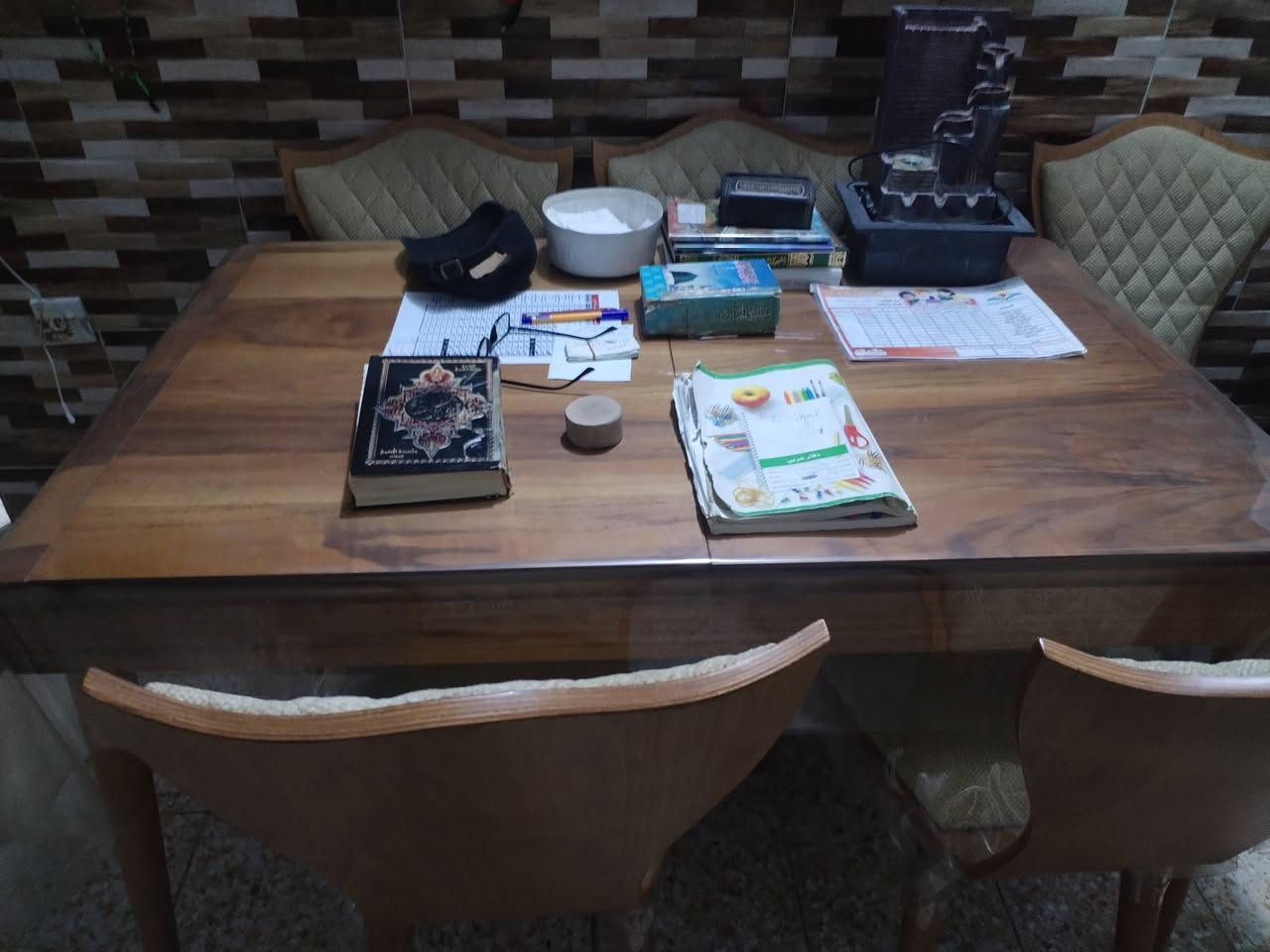 السلام عليكم ورحمة الله وبركاته

متوفر تلفزيون حجم ٥٢ بوصة

وطاولة طعام مع ٦ كراسي

للأستفسار@ المراسلة مع الرقم ***********
