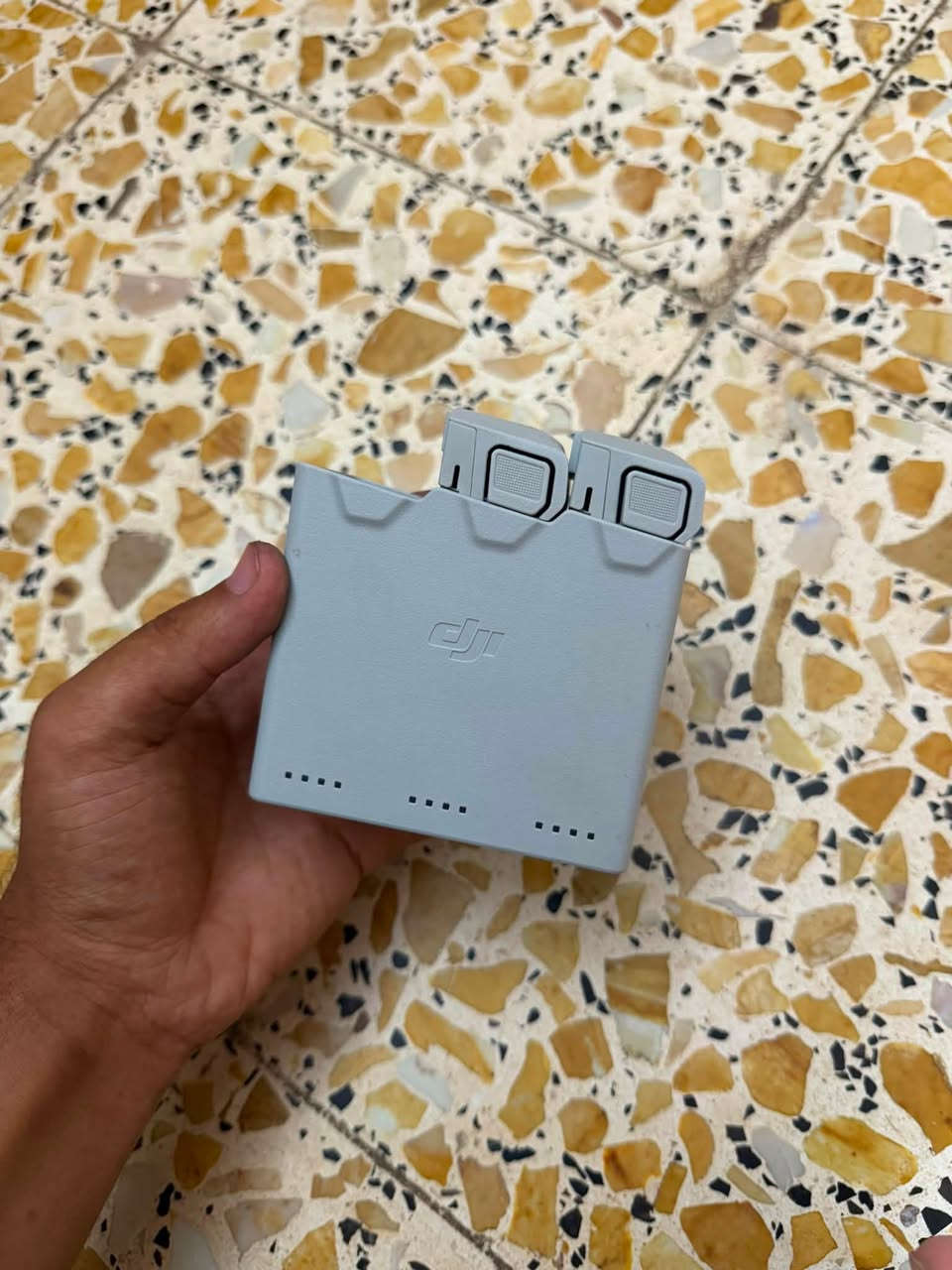 السلام عليكم 
جويستك  dji RC2
وياه بطاريتين مال مني 4 ابرو بلس 
سبب البيع انباكت الادرون 
***********
