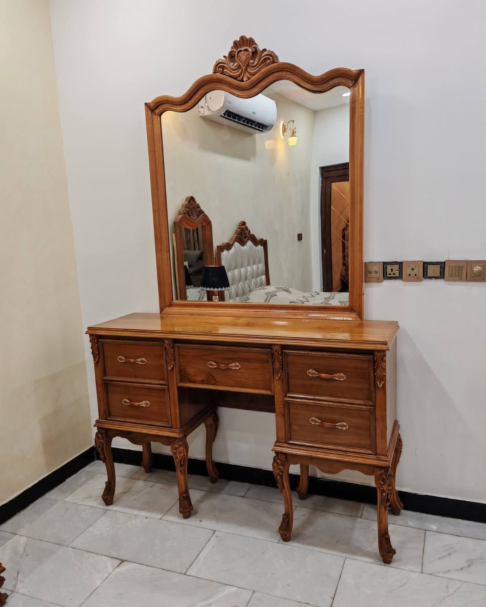 غرفه اخشاب
كنتور اربع ابواب
ميز تواليت 
سرير نفر  ونص قياسه 120*200

الغرفه صاج عراقي تفصال درجه اولى ثكيله تكمه
السعر 1200 وبيها مجال بسيط 
للاستفسار ***********
