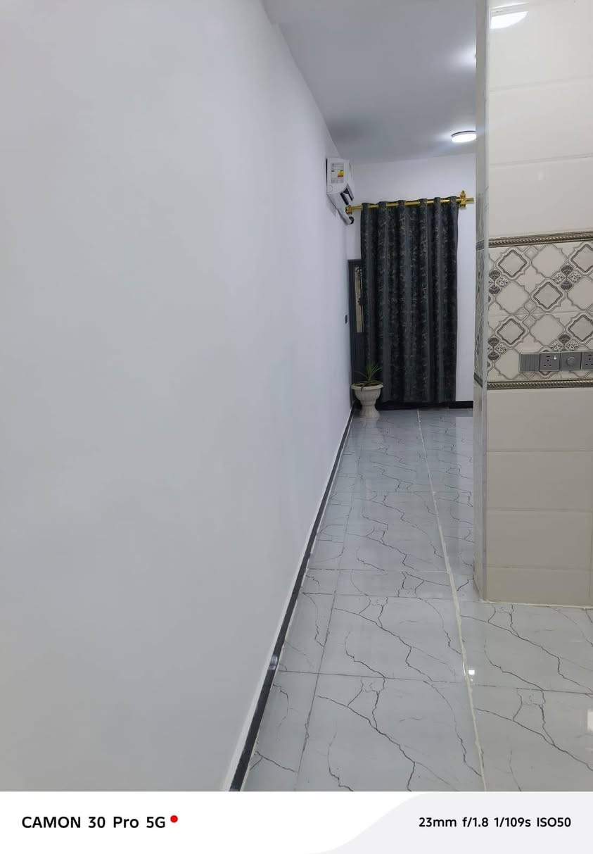 سلام عليكم  بيت زراعي سند 25 يحتوي استقبال صحيات خارجي حوش مطبخ صاله غرفه سويت دخل الغرفه ترك بناء بلوك وسقف عكاده يم المتنبي بنزله مال المدرسه الكرفانات خدمات مي وكهرباء ومولد خارجي اسعار 32 وبي مجال رقم الهاتف *********** المساحه 100 متر
