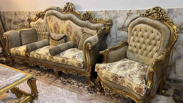 تخم مصري ملكي عشر مقاعد مع طبله وسطيه مرمر نظيف جداً خشب زان مكانه المنصور السعر مليون و٣٠٠ م***********
