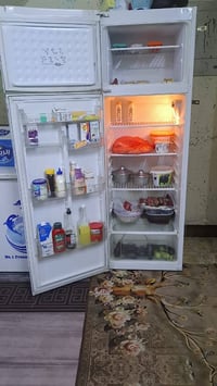 ثلاجة ١٨ قدم إيطالي درجة أولى شغالة كامل السعر ١٨٠ وبيها مجال . مكيف ه...