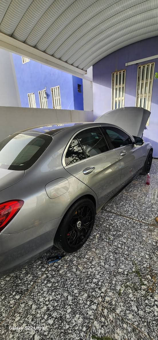 السلام عليكم 
مارسيدس c300 موديل 2015 بيع او مراوس 
المواصفات فول مواصفات 
1,بانوراما طكتين 
2,دبل ماوس تحكم بل سياره بل كامل 
3,تبريد قطعتين 
4,رادار ٣٦٠ درجه 
5,تحكم ستيرن كامل مع تحكم كهربائي 
6,كشنات جلد اوف وايت مع تحكم كامل مع خزن 
7,تدفئه في الكشنات 
8,لايت و بك لايت led 
9,كير ٧ نمر 
10,بصمه تشغيل و ابواب 
الميكانيك 
كير و محرك كفاله
  الضرر فقط جاملغ العكس السايق صبغ و بعض الخدوش و السونار مرفق  
السعر خاص 
المكان السماوه 
الرقم***********
و الخاص مفتوح
