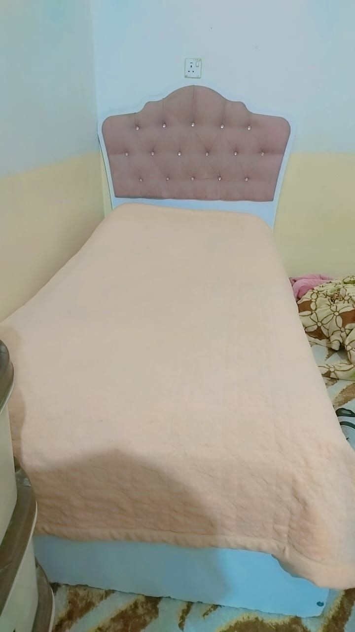 سلام عليكم 
لبيع غرف اطفال تركيه جديده كنتور و جربايه وميز اماريه  سعر 250 مكان ابو صخير اتصل ***********
