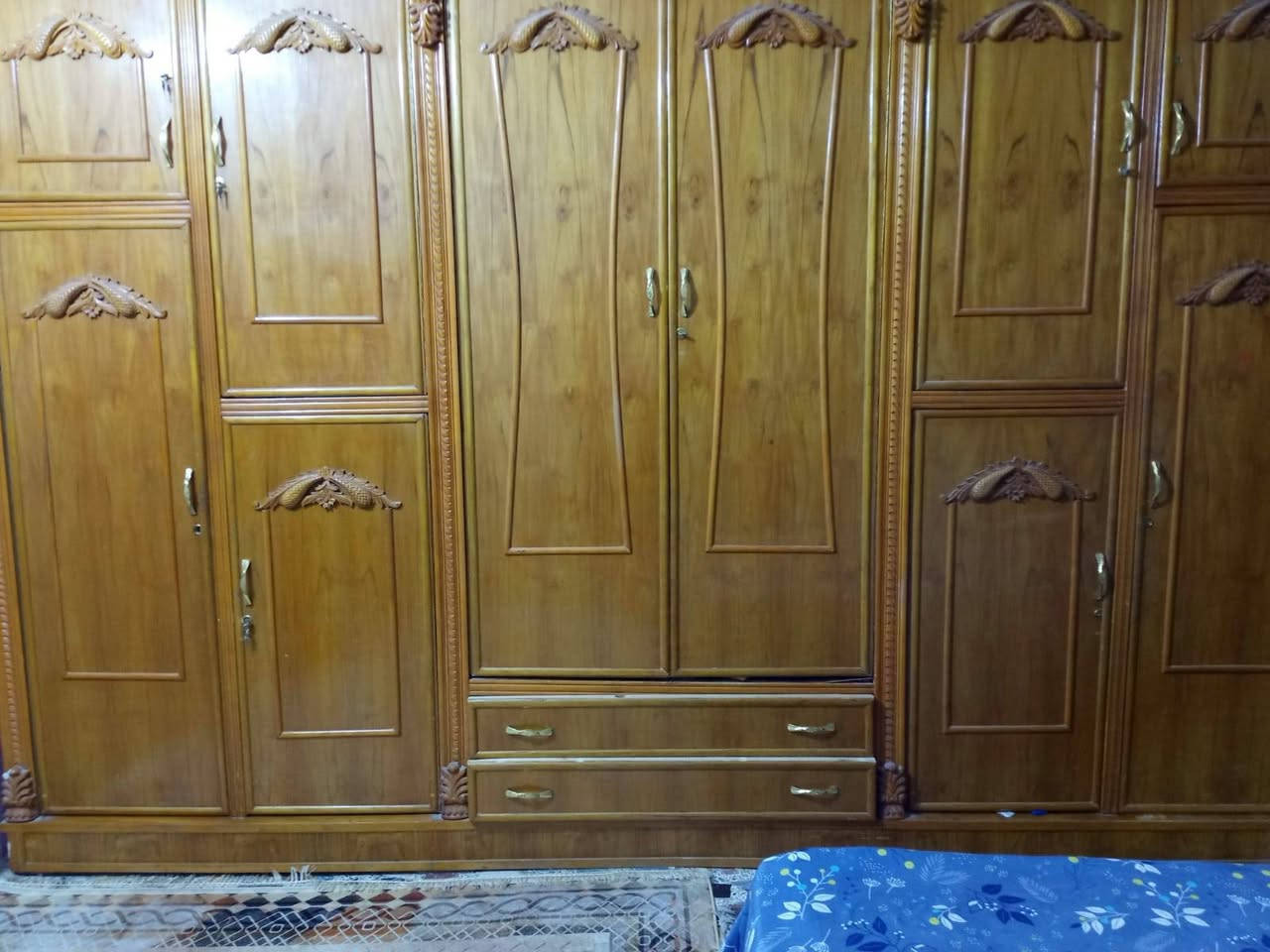 السلام عليكم ورحمه الله وبركاته...عندي غرفة  6 باب ..صاج أصلي تفصال ب700 وبيها مجال كلش مستعجل ع بيعتها وهذا رقم التواصل..***********
