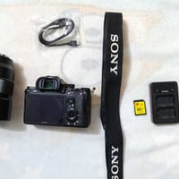 كامره سوني A7 ماركه 3 ملحقات  عدسه 85  حزام كتف  رام 32  جنطه مقسمه  ش...