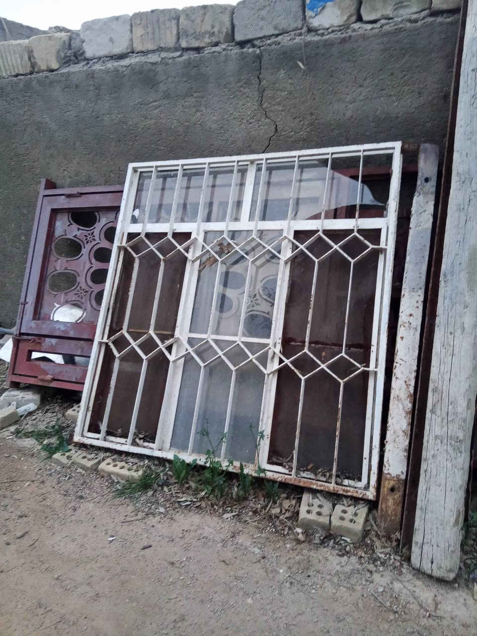 سلام عليكم حداديه تزكام البيع العدد شبابيك 2وباب واحد السعر خاص المكان النجف كوفه رقم الهاتف ***********
